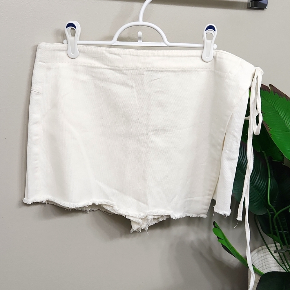 NWT, Eesome, Large, White, Feaux Denimn Skort